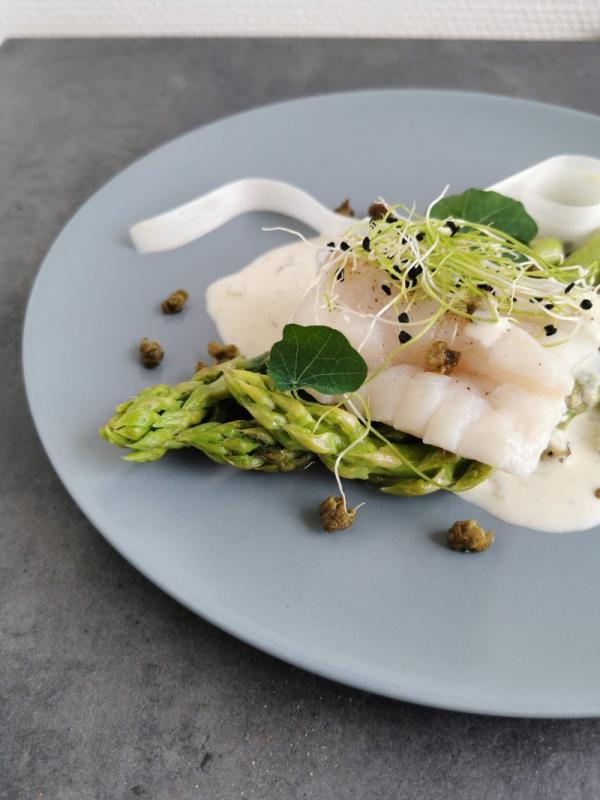 Steamed cod fillet with asparagus