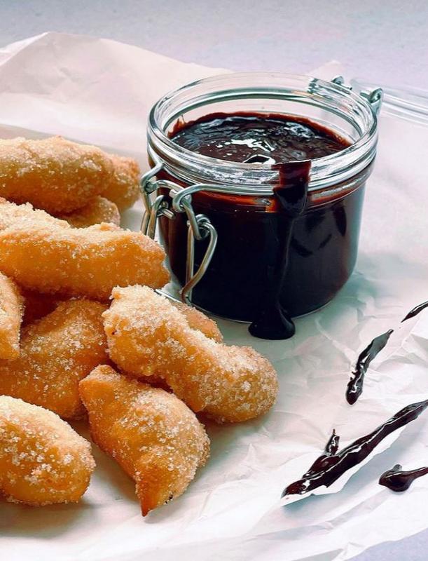 Fried pizza dough with nutella cream