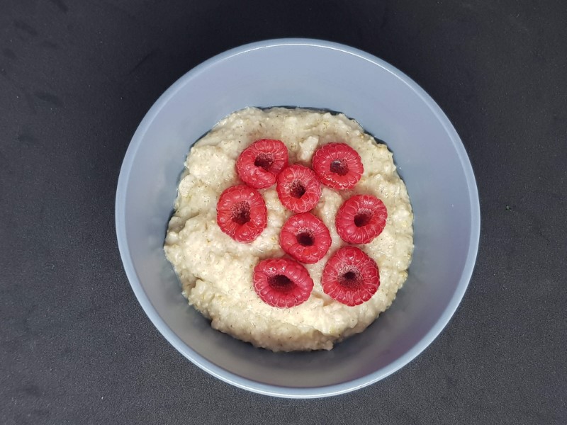 Oatmeal with raspberries