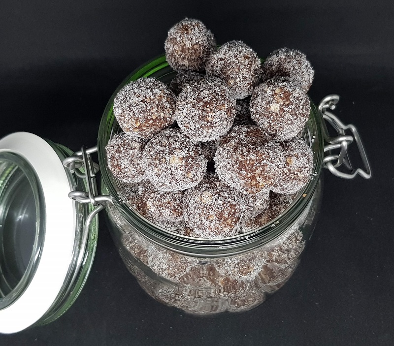 Oatmeal Balls with Sugar and Coconut