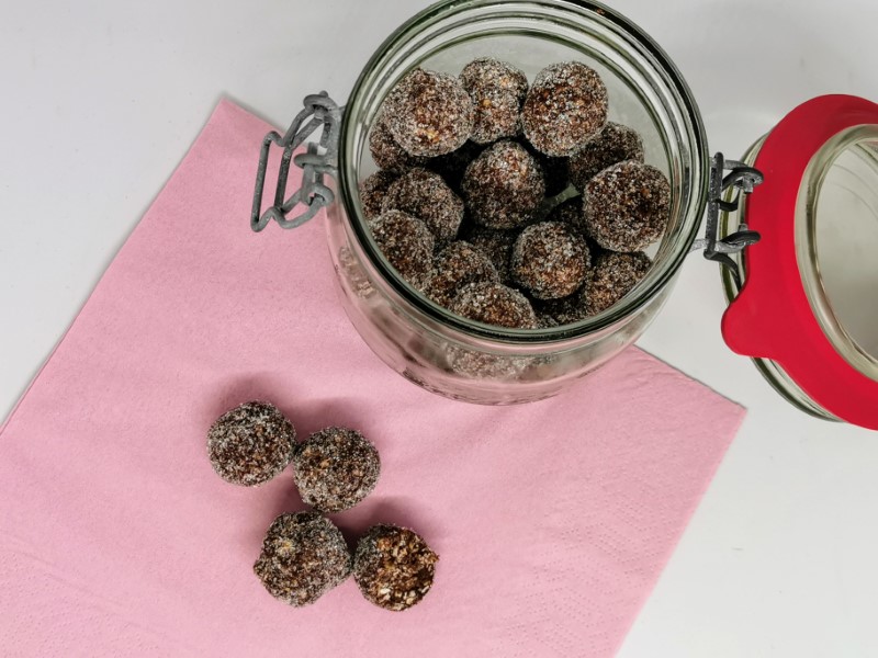 Oatmeal balls with sugar