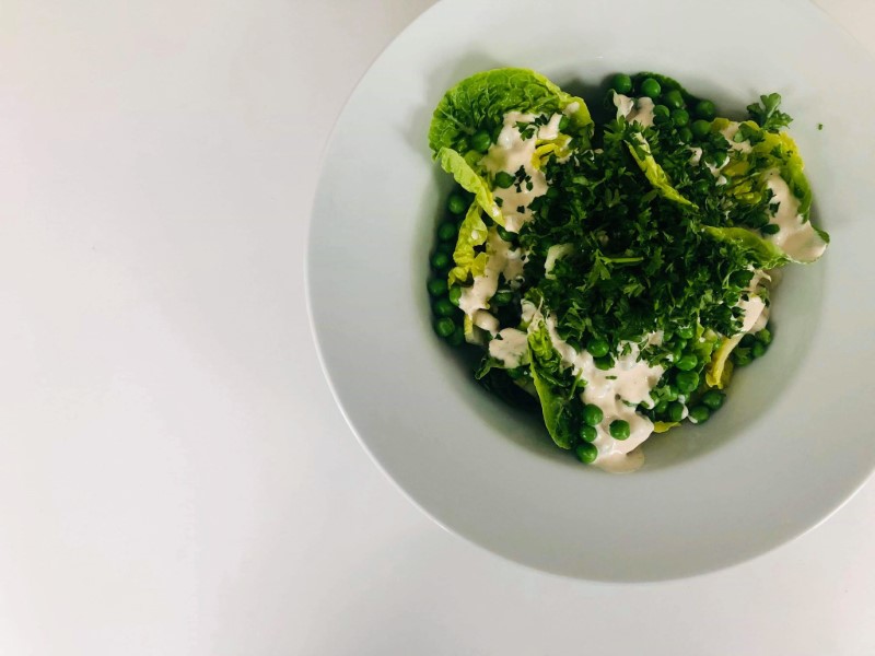 Romaine lettuce with peas and parsley