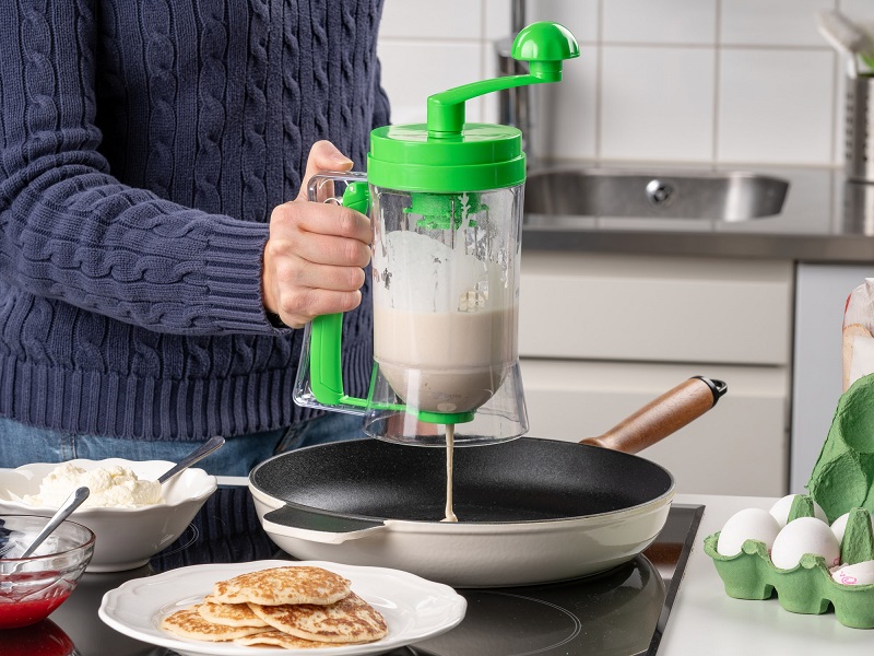 Batter dispenser with whisk
