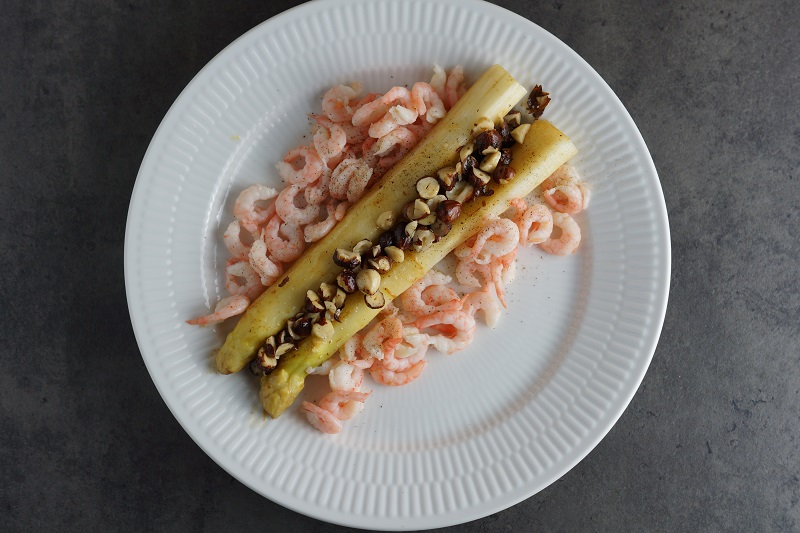 Boiled white asparagus