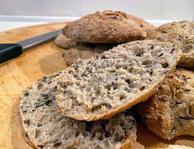 Cold-risen rolls with seeds