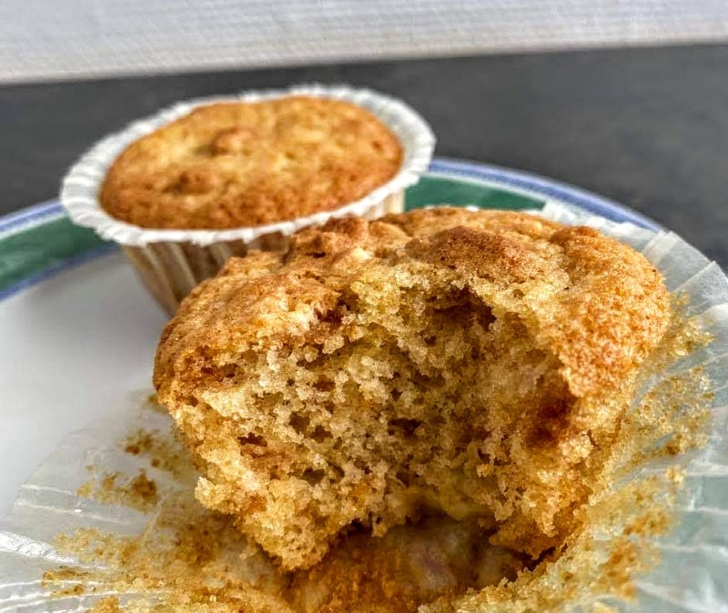 Muffins with Rhubarb and Macaroons