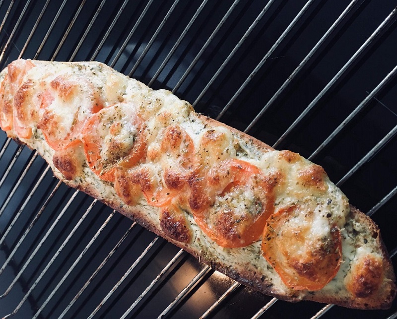 Cheese bread with tomato and garlic