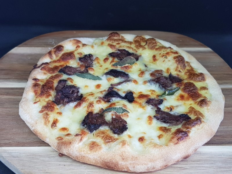 Pizza with mashed potatoes and pork cheeks