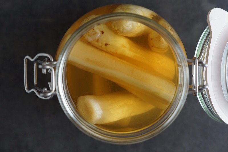 Pickled white asparagus